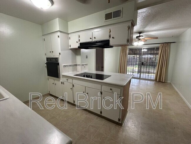Photo - 2685 Agnes Way