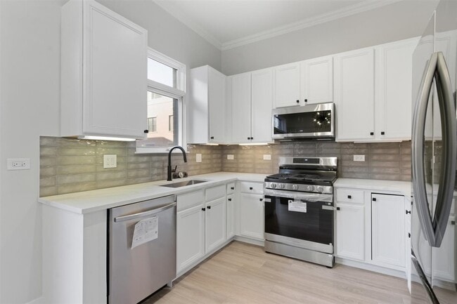 Photo - 839 W 14th Pl