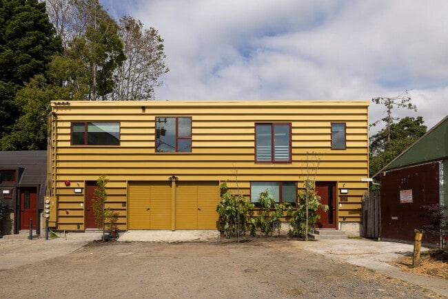 Photo - Bright Live-Work Studio with Deck & Tall Ceilings off Lowell Street in Oakland Unidad 929-D