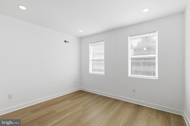 Photo - 2310 N Sydenham St Unidad 2