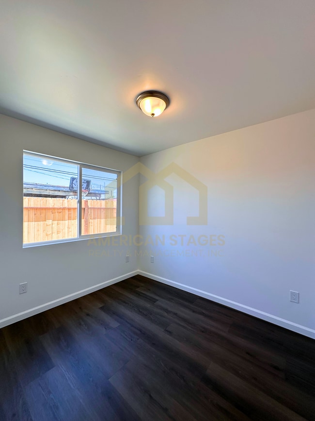 Photo - 239 N E St