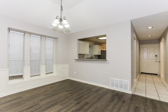 Photo - 1505 Gainsborough Way