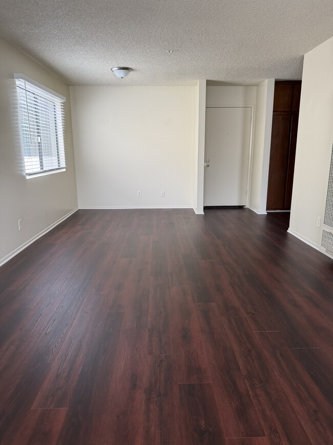 Sala de estar - 14025 Chadron Ave