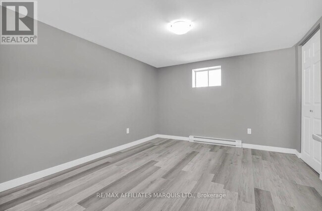 Photo - 127 New St