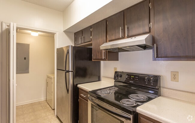2BR, 2BA - 990SF