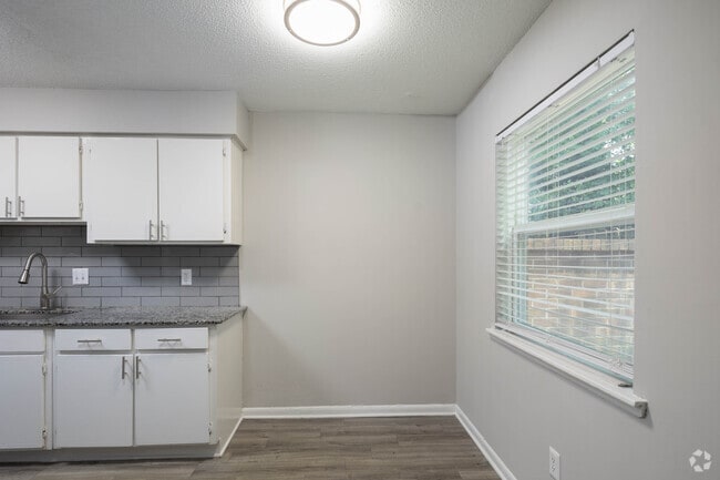 3BR, 1.5BA - 1,050SF - Dining Area