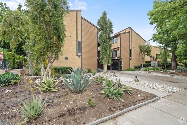 Building Photo - Stylish Pasadena Townhome: 2 Bedrooms, Upd...