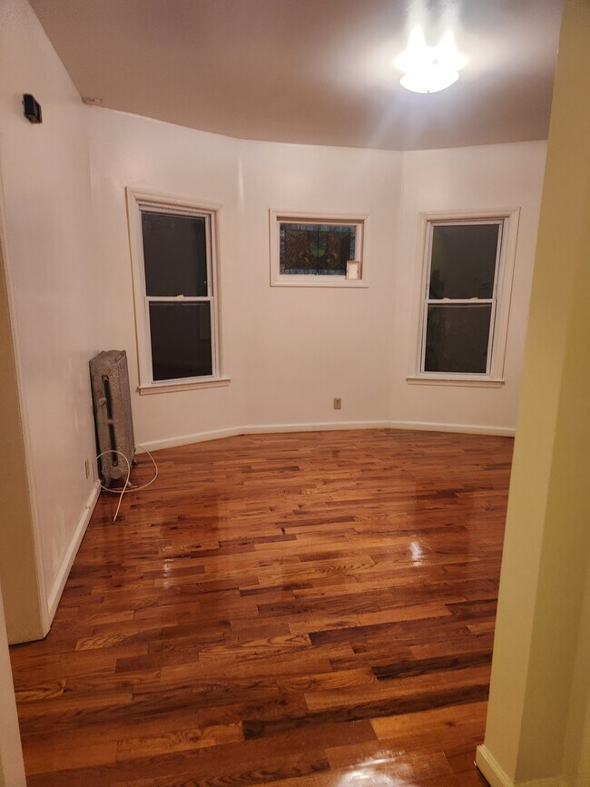 Photo - 68 Llewellyn Ave