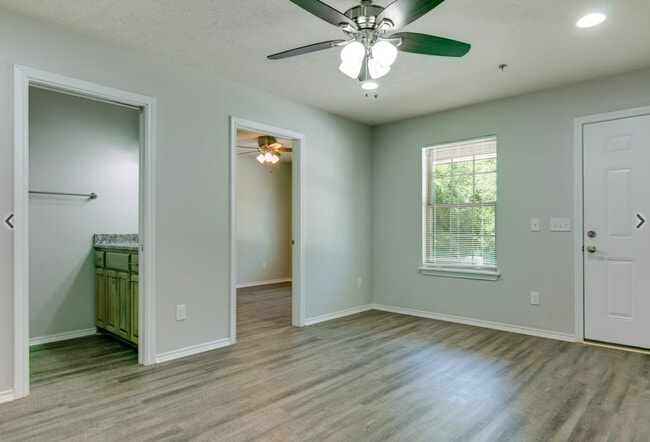 Photo - 911 Pecorella St E