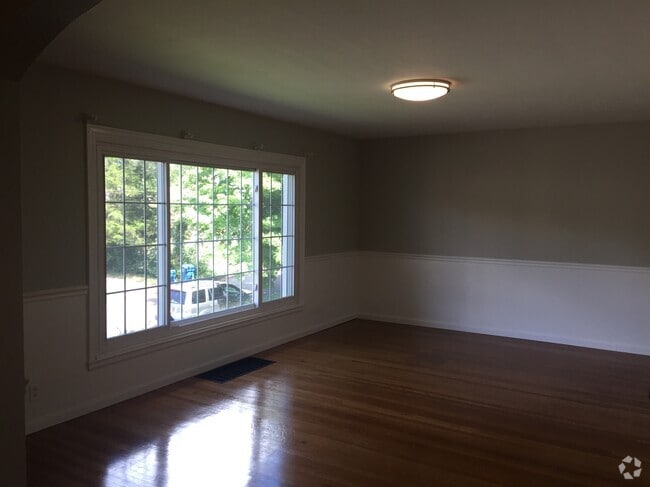 Building Photo - 533 E 60th St Rental