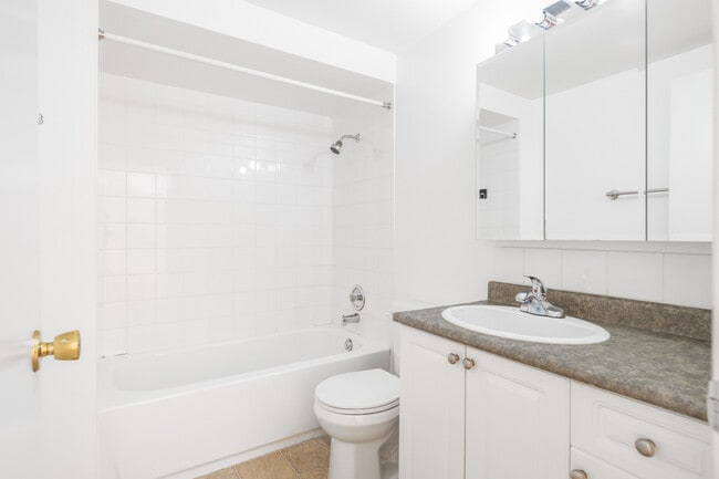 Photo - Hollies Unit 00116