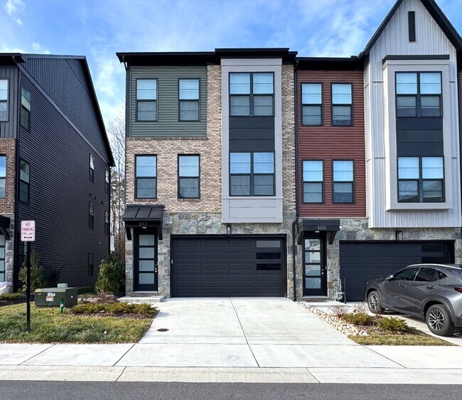 Building Photo - Beautiful 4 BR/4.5 BA EOG Townhome in Laurel!