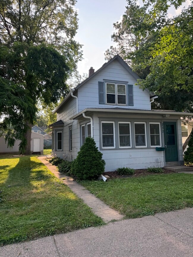 Photo - 230 9th Ave N