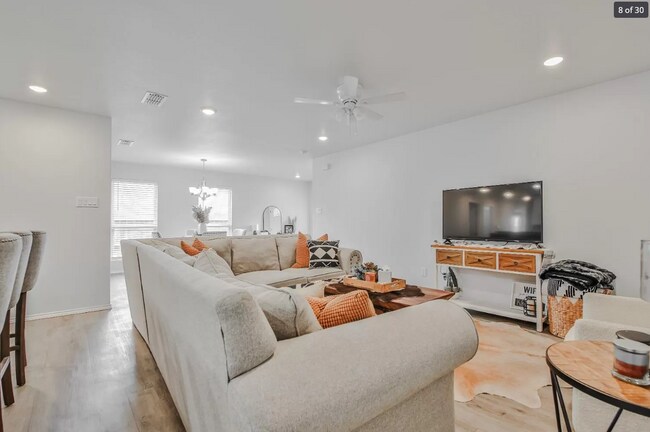 Photo - 3/2/2 in Lincoln 16! Unit B