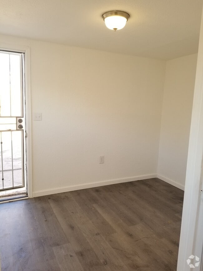Building Photo - 1815 E 8th St Rental
