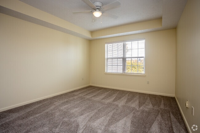 Vast Bedroom - Fobes Island Apartments