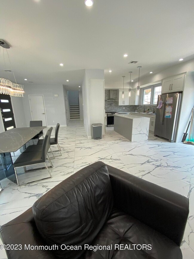 Photo - 975 Van Ct Ave