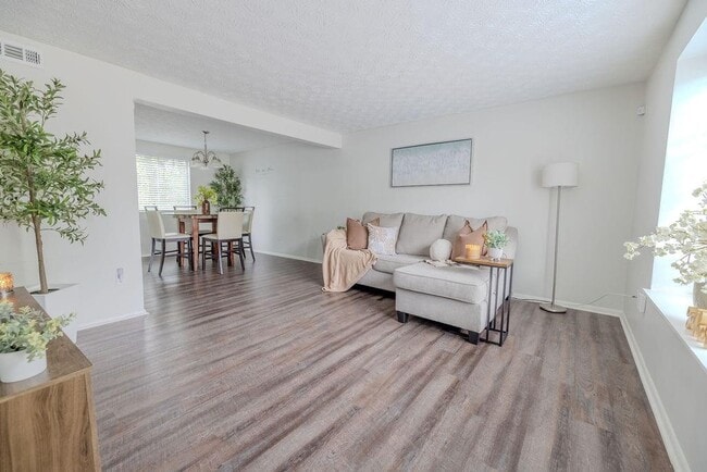 Photo - 2073 Raintree Pl