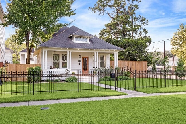 Photo - 1847 Cortlandt St