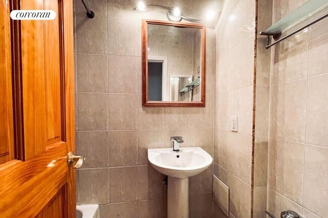 Photo - 206 E 124th St