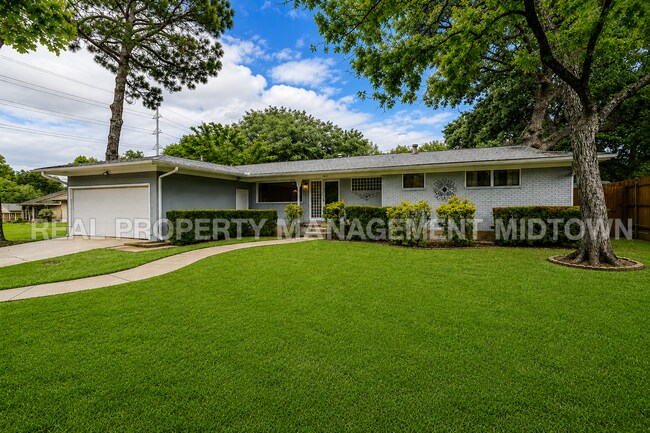 1813 Thomas Pl