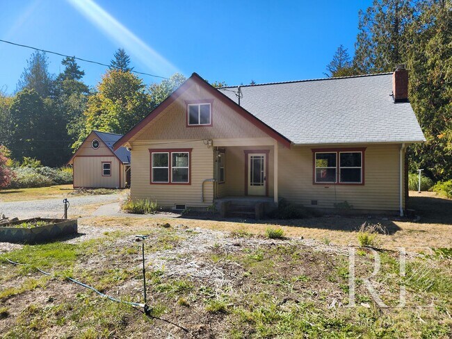 Photo - Charming Farmhouse in Town — Hobby Ready &...