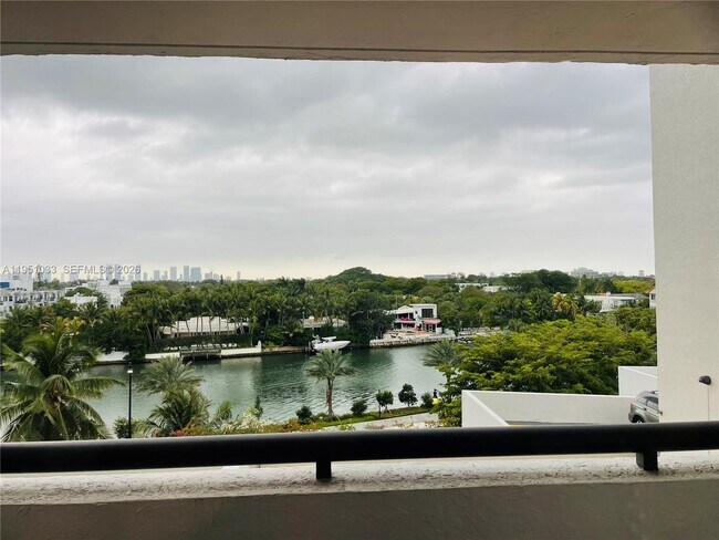 Building Photo - 2555 Collins Ave Unit 704