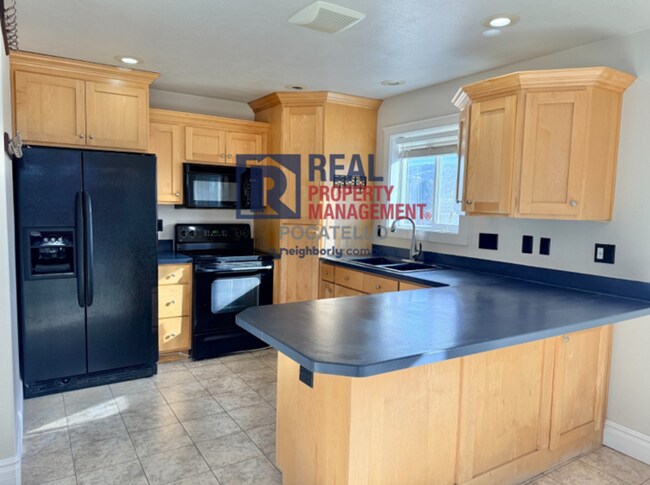 Photo - 3 bed 2.5 bath 2 car garage house - pets negotiable