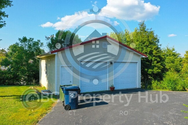 Photo - 305 E 3rd St