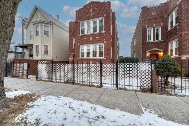 Building Photo - 1941 N Harding Ave Unit 1