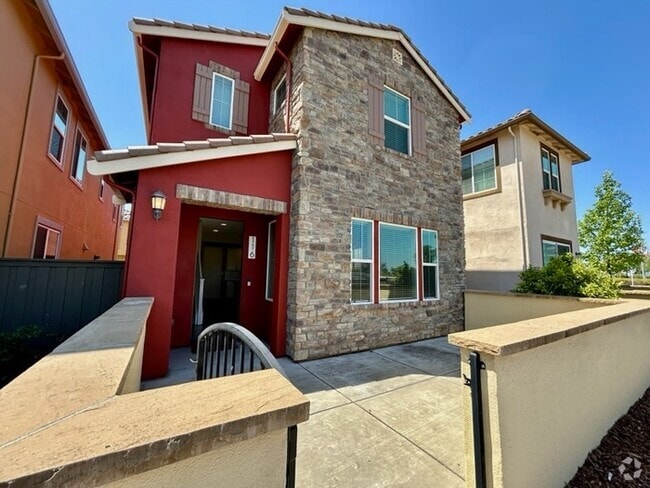 Building Photo - Beautiful 3 Bedroom 2.5 Bathroom in Gated ... Rental