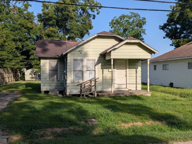 Building Photo - 824 Llano St