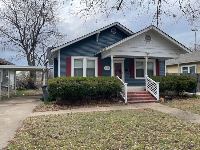 Building Photo - Charming Home Blending Vintage Character with Modern Updates.