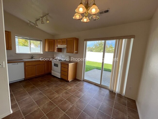 Photo - 3 bed, 2 bath house in fantastic location!