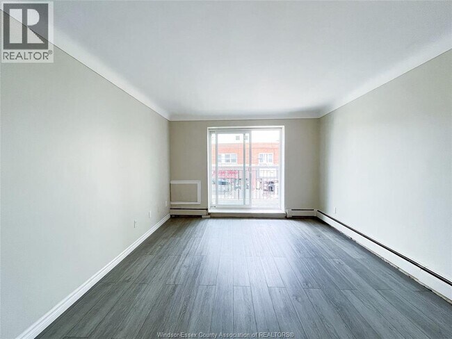 Photo - 2136 Wyandotte St W Unit 21