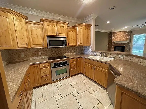 Comfy 3 bd/2 bth home in quiet neighborhood. Walk to the grocery store. 10 minutes to downtown. A...
