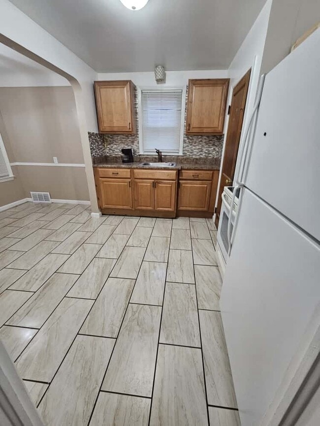 Photo - 19684 Roscommon St