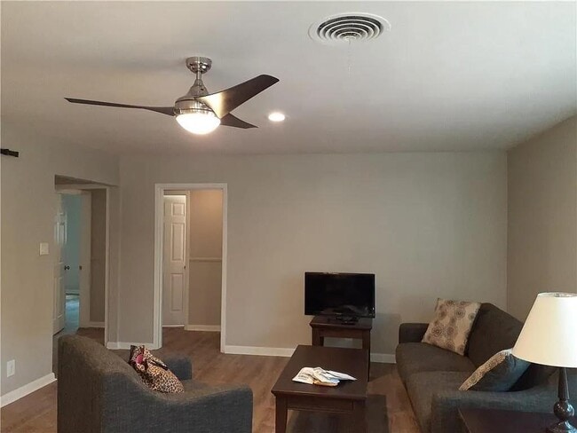 Photo - 1715 Deerfield Dr