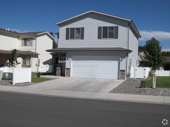 Building Photo - Convenient Location - 4 Bedroom 2.5 Bath Rental