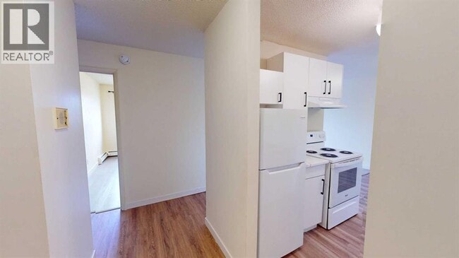 Photo - 9515-9100 100 Ave.