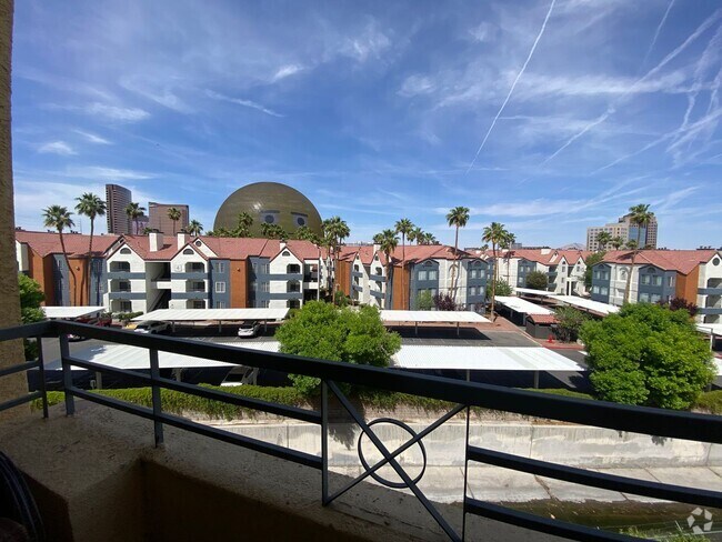 Building Photo - Beautiful, partially furnished 1 bedroom w... Rental