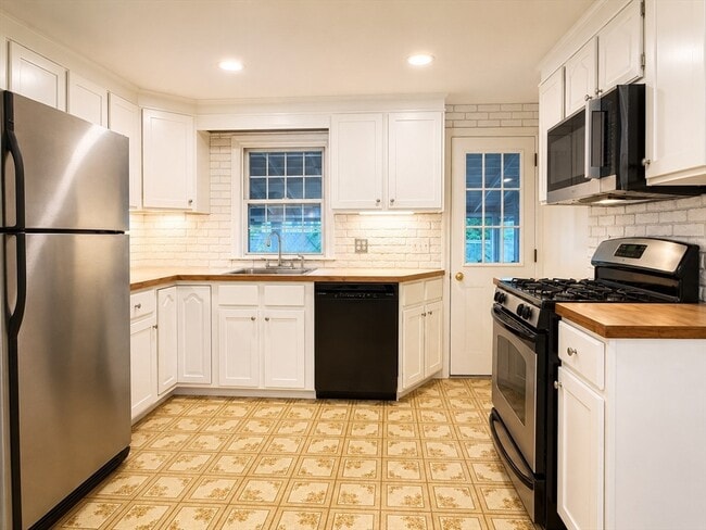 Photo - 106 Russell Rd