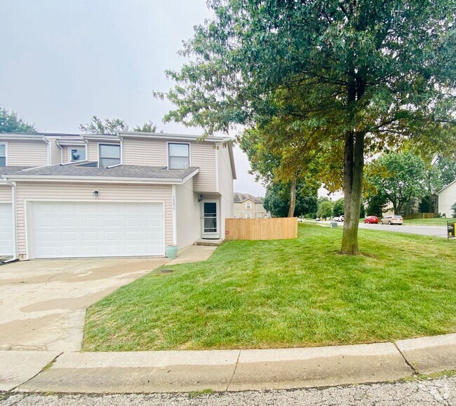 Building Photo - {1423} Olathe Townhome + 3Bed/2.5Bath + Fe...