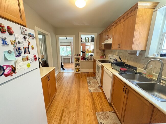 Building Photo - Charming 3 Bedroom Detached Home In Westdale