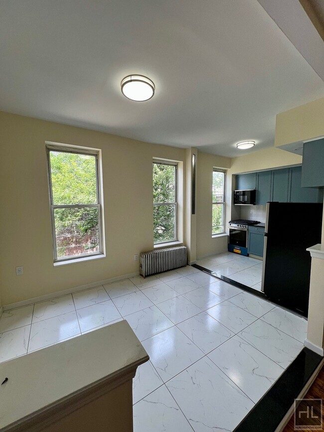 Photo - 2BR 1BA Original Layout Renovated 5th Ave Park Slope Unidad 2
