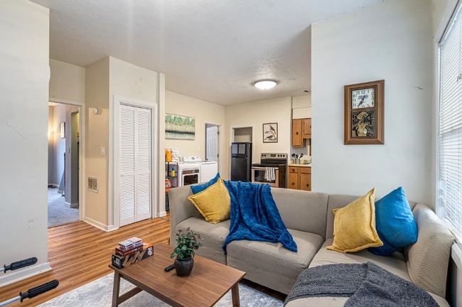 Building Photo - *Recently Updated 2BD/1BA Apartment availa...