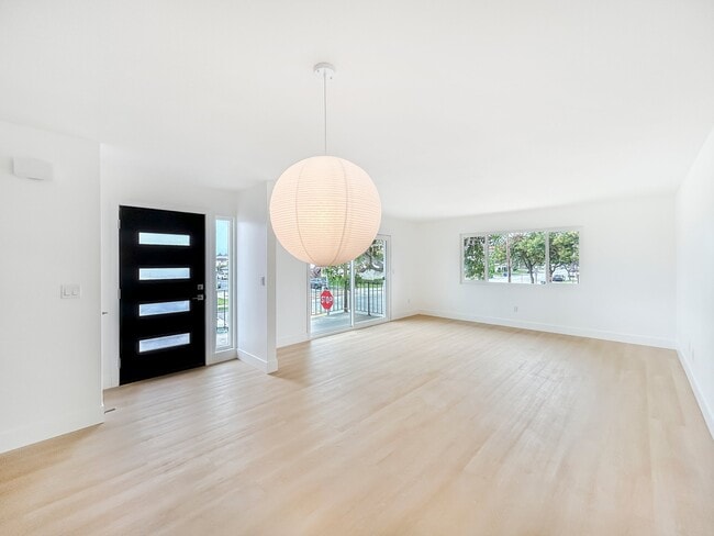 Building Photo - 3332-10863 Florista St