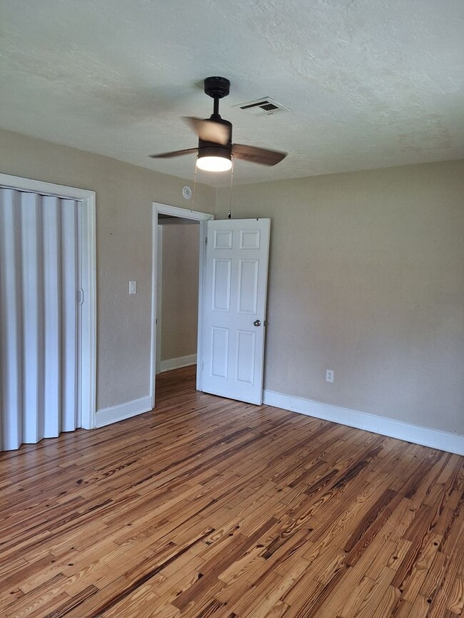 Photo - To schedule a Showing or Submit an Applica... Unidad 2533