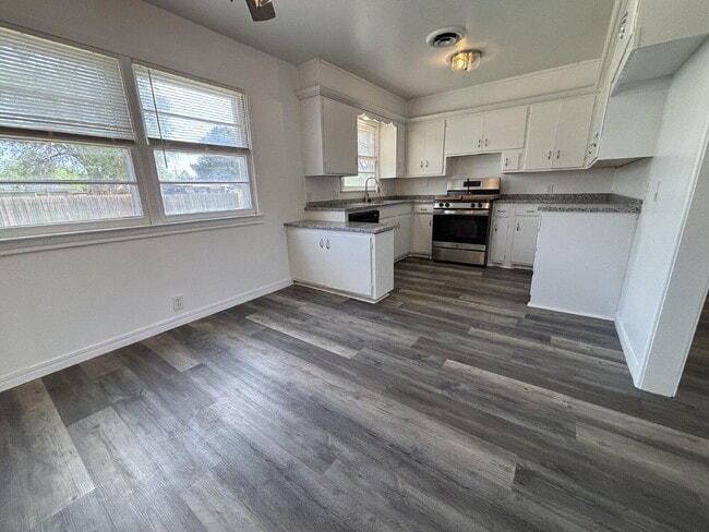 Photo - 2406 48th St