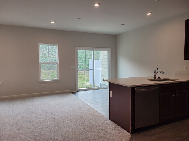 Photo - 633 Exmoor Dr